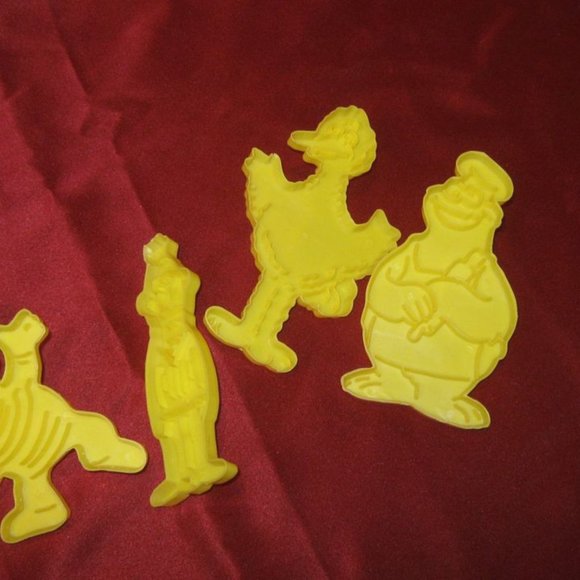 VINTAGE 1988 WILTON SET OF 4 SESAME STREET YELLOW PLASTIC COOKIE CUTTERS - Picture 2 of 11